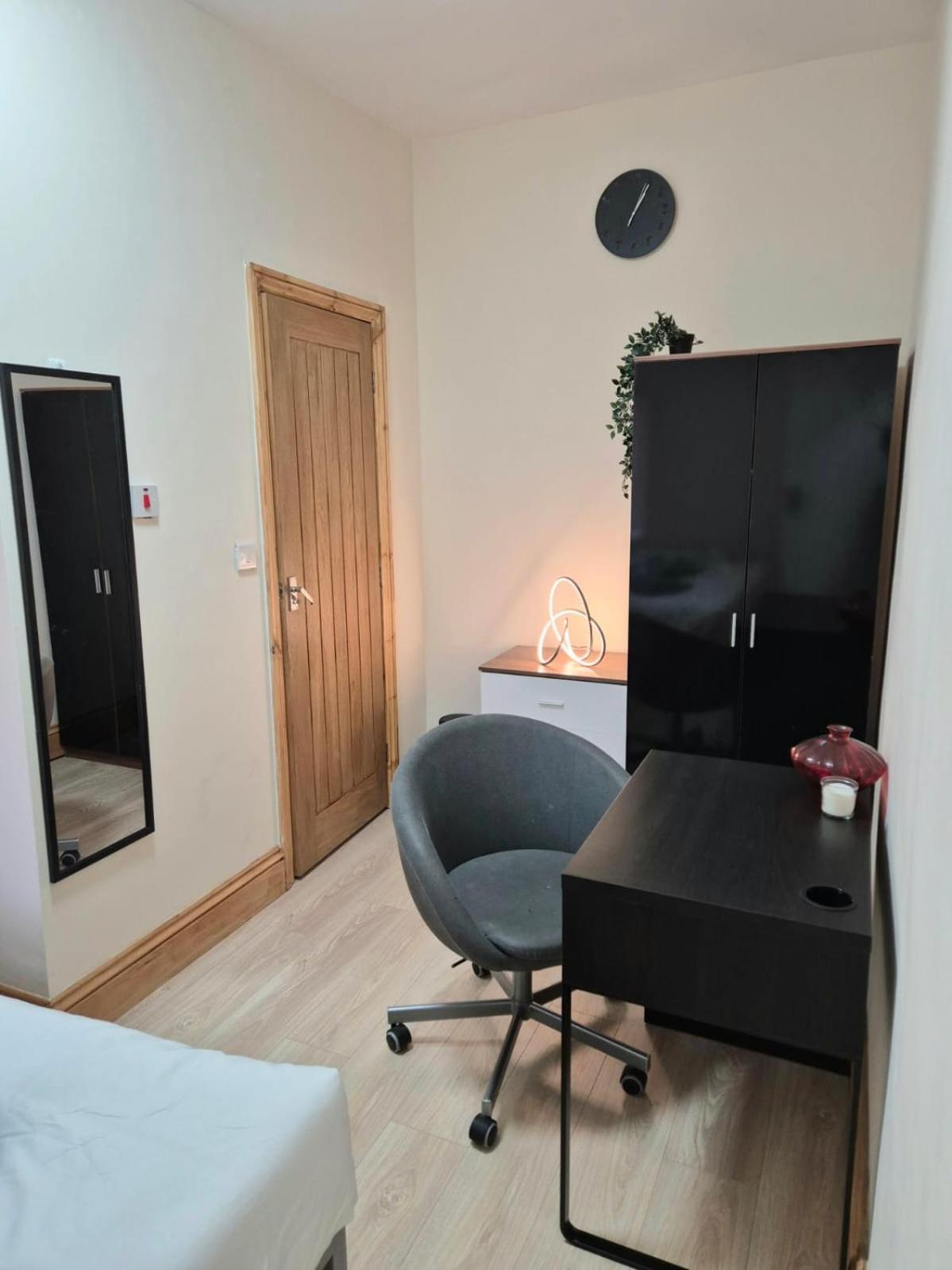 Rooms In Manchester 6 Minutes Drive To Victoria Station エクステリア 写真